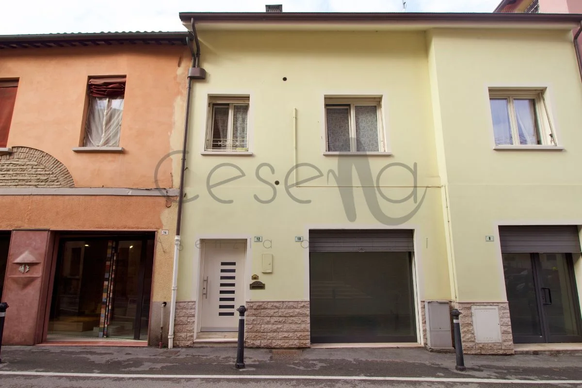 24 Rif 560 | Palazzina in centro storico composta da appartamento, negozio e garage
