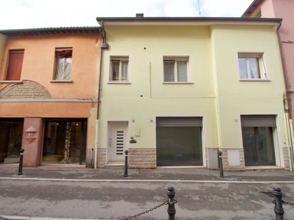 Rif 560 | Palazzina in centro storico composta da appartamento, negozio e garage