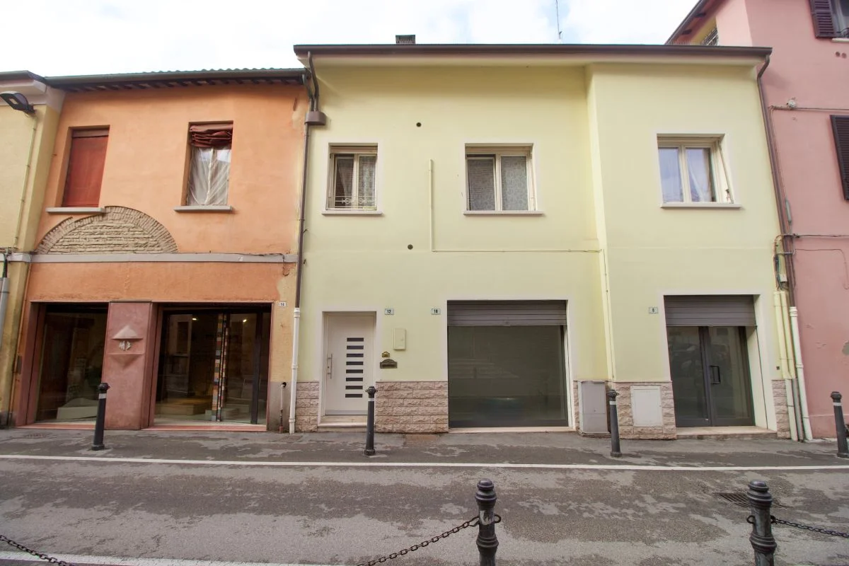 25 Rif 560 | Palazzina in centro storico composta da appartamento, negozio e garage