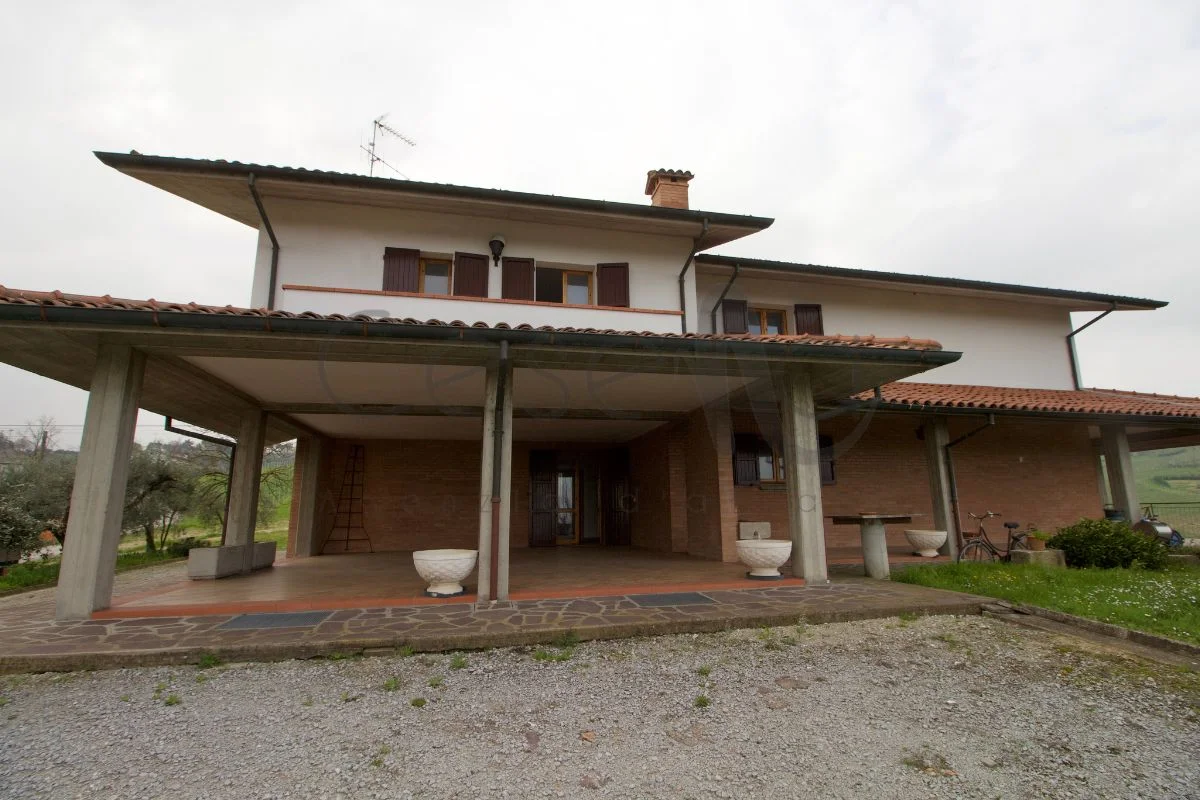 Rif 586 | Casa indipendente con garage e giardino in zona Lizzano