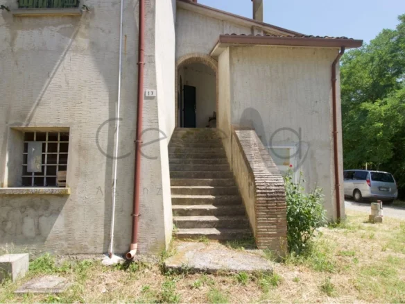 Rif 550 | Rustico dagli spazi generosi in zona Meldola