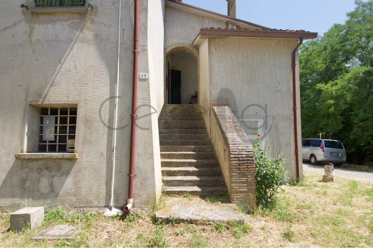 Rif 550 | Rustico dagli spazi generosi in zona Meldola
