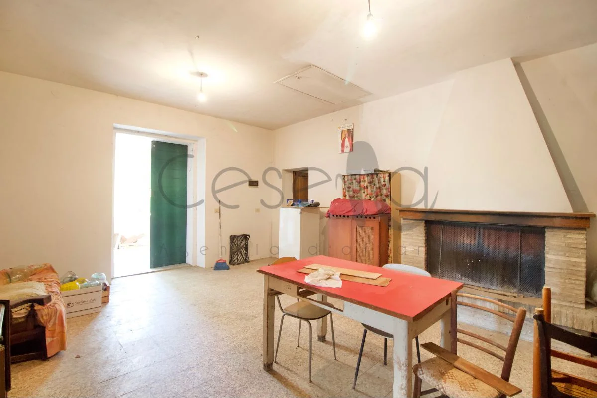 Rif 550 | Rustico dagli spazi generosi in zona Meldola