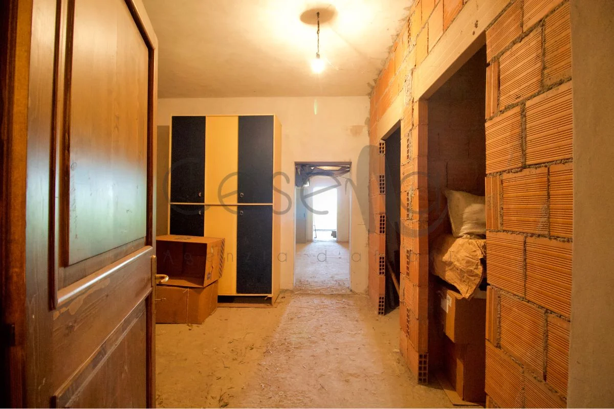 Rif 550 | Rustico dagli spazi generosi in zona Meldola