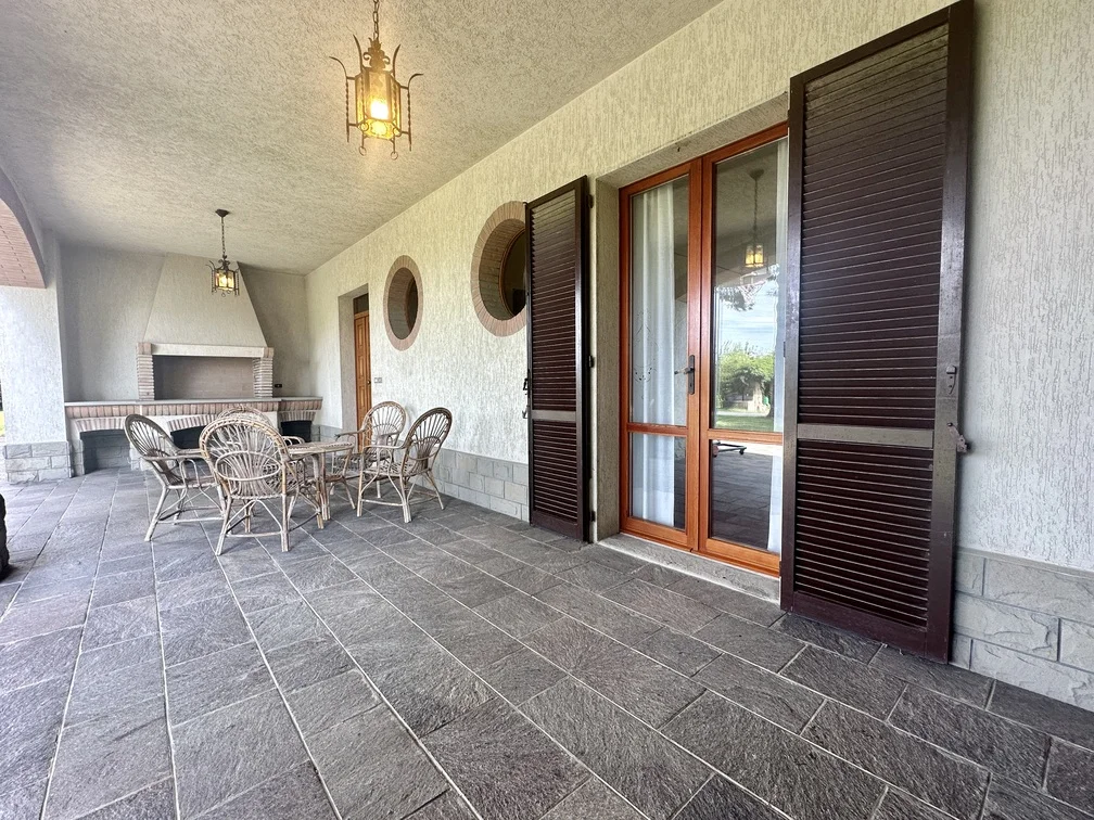 8. porto di ingress Rif 572 | Villa con grande parco e terreno a Forlimpopoli